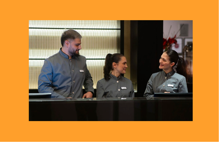 acp collection in München stattet die Rezeption des Maximilian's in Augsburg mit Hoteluniformen aus